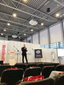 received_393067574631725